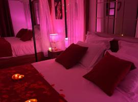 Rousson에 위치한 호텔 Suite romantique La Maison de Flora SPA intérieur, jardin et lit King size