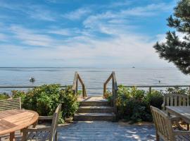 Waterfront with Private Beach Stunning Views, Hotel in Provincetown