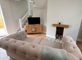 Cosy two bedroom cottage, hotel in Castle Donington