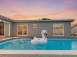 Modern 4BR Villa with Pool Near Casino, hotel din Margate