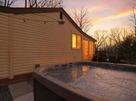 Pocono cabin with hot tub and private pool at Shawnee Mtn, khách sạn gần Stroudsburg-Pocono Airport - ESP, 