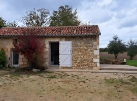 Studio confortable avec jardin, hotel in Sorges