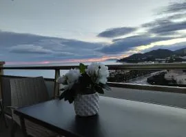 Apartamento con terraza, vistas playa y montaña