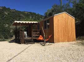 Chalet MH Ardèche Dolce Via, hotel u gradu Chalencon