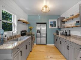 Family Cottage | Beach + Paddleboards | Winnipesaukee, khách sạn ở Meredith