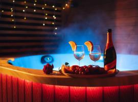 Domki KOLONIA LEŚNA z sauną i gorącą balią, Hotel in Radków