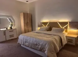 غرفة فندقية مع صالة ومطبخ دخول ذاتي