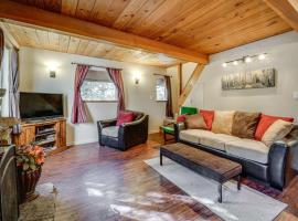 Near Slopes, Donner Lake & Trails! Woodsy Retreat – hotel w mieście Truckee