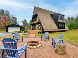 Cozy A-Frame Cabin Steps to Lake Camelot Beach!, hotel a Nekoosa