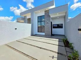 Casa novíssima com 2 quartos e 2 wc, 10 a 15 min centro e atrativos