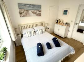 Salcombe Bolthole Room, hotel in Salcombe