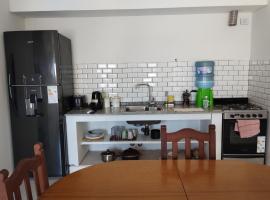 Apart Ezeiza F- hasta 5 personas con cochera, Hotel in Tristán Suárez