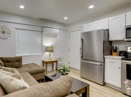 10 Mi to Riverside! Apt Near RUHS Medical Center, hotel in Moreno Valley