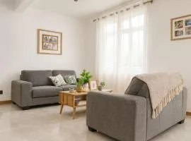 Cosy Private house with Swimming Pool - Free Parking