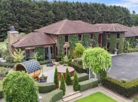 Le Chateau Moderne - Cedar Barrel Sauna & Spa