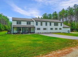 Seven Acres River Estate- Epic Bethel Group Getaway, Hotel in Bethel