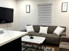 Cozy 2-Bed with Kitchen and Patio in Midtown Toronto
