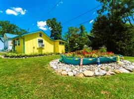 LemonDrop Lake-Front Cottage, hotel i Madison
