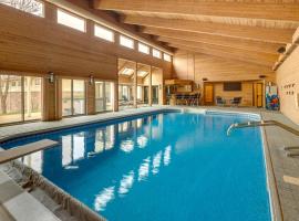Courts, Pool and Game Room Luxe Long Lake Estate!, ξενοδοχείο σε Medina