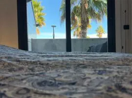 Palm Grove House con terrazzo e box privato