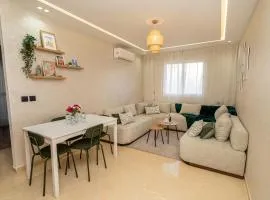 COZY STAY, Near Airport, IPTV, Air Conditioning 11min STADIUM