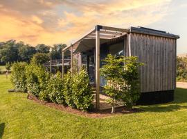 The Reef - Unique Hot Tub Cabin in Millport، فندق في ميلبورت