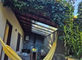 Recanto de Itaipava - casa com forno de pizza a lenha, churrasqueira, pet friendly, equipada para até 6 pessoas, em meio à Natureza e próxima ao centro do bairro