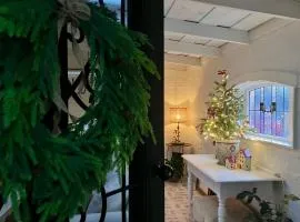 Cosy, romantic, private cottage, close to all & pet friendly