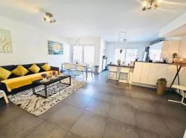 Executive 3BR Flat w Terrace, Parking, Fast Wi-Fi