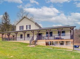 Mtn Views! Peaceful Rural Retreat in Mapleton, hotel Mapletonban