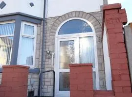 7-Bed Contractor House in Wallasey- free parking