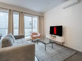 Luxury Old Montreal Suite with Soaring Ceilings