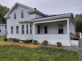 Home in Pulaski، فندق في Pulaski