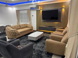 Chic Home with Spacious Courtyard & Cozy Interior, villa en Accra