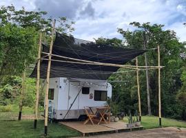 Trailer em Caconde - Glamping, Piscina e Natureza，位于卡孔德的酒店