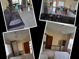 Casa aconchegante com churrasqueira, garagem e apenas 1 quadra e meia do mar, PARA NATAL e ANO NOVO, MÍNIMO 5 DIAS PARA ALUGAR