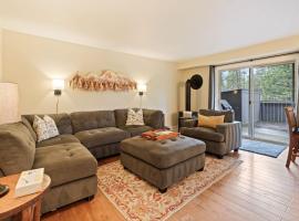 Abbot House Condo 4 with SHARC Passes, Hotel in Sunriver
