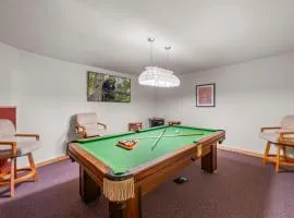Big Bear Nest at Eagle Mountain - Game Room, Pool Table, Ping Pong, Foosball, Jet Tub, 3 Fireplaces