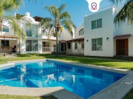 Family House with Pool and Jacuzzi in Morelos, hotel in Chiconcuac