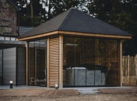 Peaceful holiday home near Hannut, hotel v destinaci Montenaken