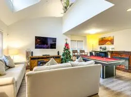 Elevator In-Unit 3-Story Condo Only 14 Mi to DC!