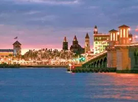 Minutes to Nights of Lights Downtown St George Street UF Flagler Hospital Beach