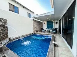 Piscina con Bbq en Villa privada cerca de centros comerciales con 3 habitaciones, 5 Camas, seguridad 24-7