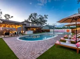 Casa Palmera Family Villa 5 Minutes to the Beach with Heated Pool and Outdoor Cinema