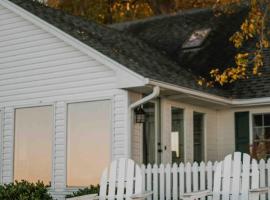 Waterfront Cottage Getaway Views, Kayaks, Fire Pit, hotel en Locust Hill