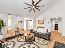 Stylish Katy Retreat 4BR Sleeps 10 Outdoor Escapre โรงแรมในเคที