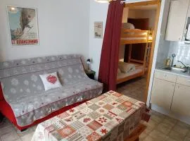 Studio lumineux avec balcon, vue montagne, 25m² - FR-1-573-147