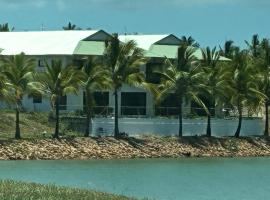 Hichinbrook Lodge, waterfront, hotel v destinaci Cardwell