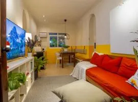Liwanag Designer 2BR Home, 5 Mins to Calle Crisologo, Parking