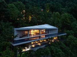 The Mount Route 上山上隐奢避世酒店-重庆, hotel in Huaying